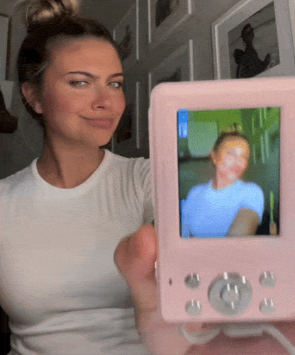 digitalni retro fotoaparat iz 2000ih + poklon za pravljenje retro fotki
