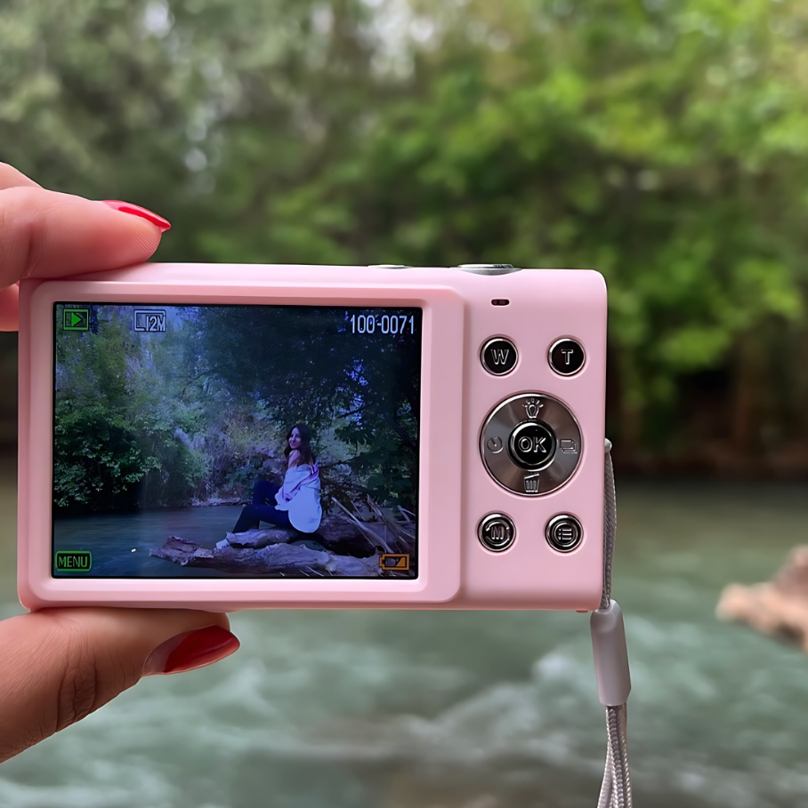 digitalni retro fotoaparat iz 2000ih + poklon za pravljenje retro fotki