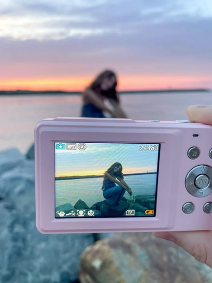 digitalni retro fotoaparat iz 2000ih + poklon za pravljenje retro fotki