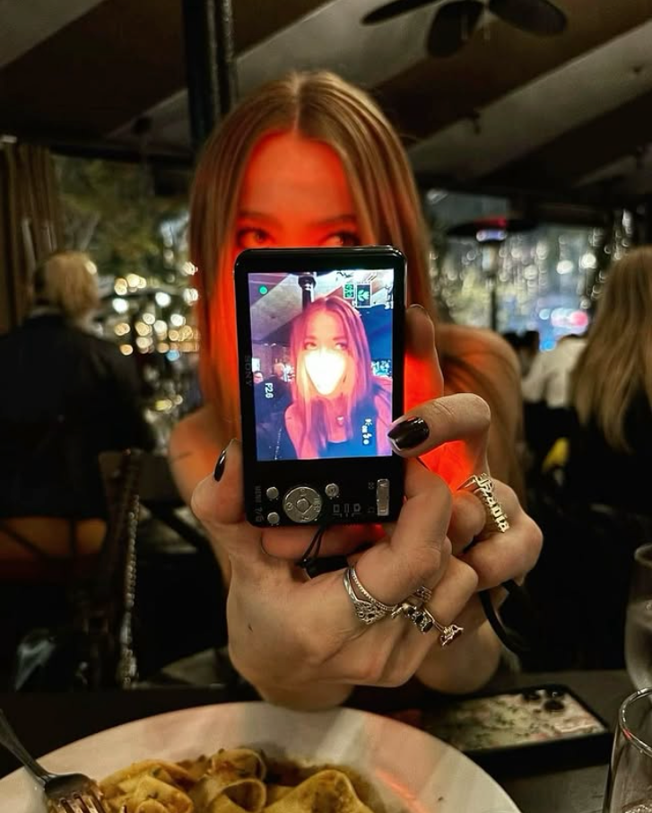 digitalni retro fotoaparat iz 2000ih + poklon za pravljenje retro fotki